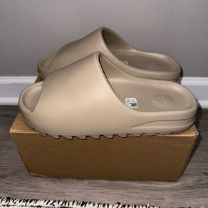 Yeezy Slides ‘Pure’ Restock